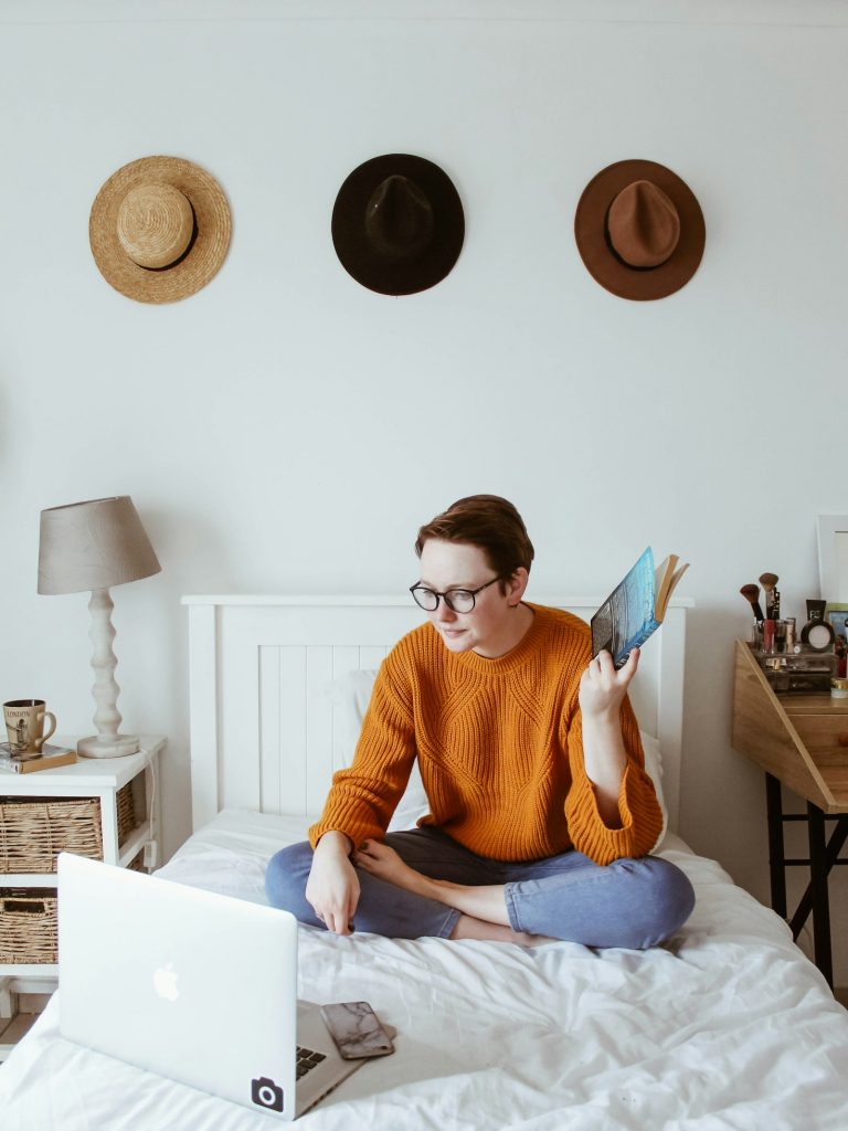 Étudiant avançant pas à pas dans ses démarches, installé confortablement